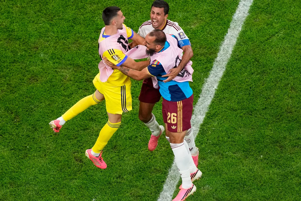 Pemain Spanyol Borja Iglesias (26) merayakan kemenangan bersama Rodri