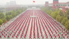 Ribuan orang melakukan pertunjukan bela diri Taichi di Provinsi Henan, Cina, Minggu (18/10/2015). Kota ini berhasi memecahkan Guinness World Record dengan jumlah terbanyak  berlatih bela diri secara bersamaan. (REUTERS/Stringer) 