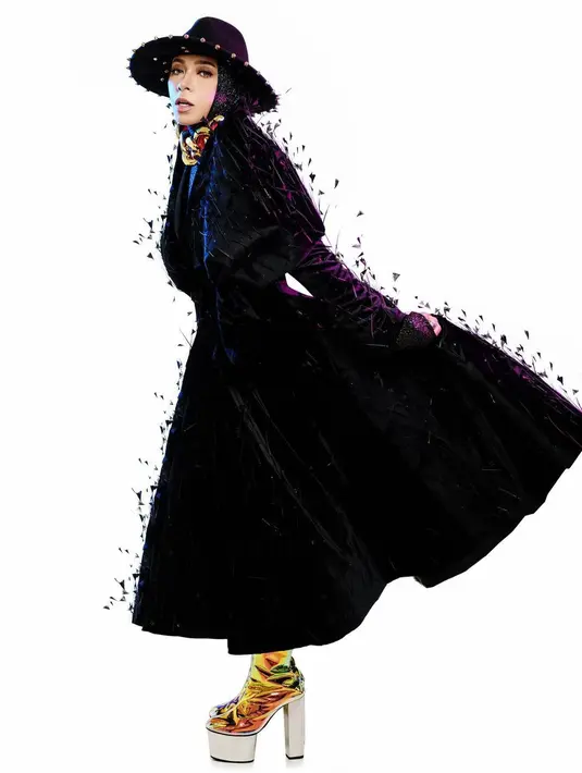 OOTD hijab unik ala Melly Goeslaw memang tak boleh dilewatkan. Padu padan outfitnya seringkali menjadi tren, seperti terlihat pada foto ini. Mengenakan kostum hitam dengan detail bulu, hijab, dan topi serasi, dipadu heels boots yang reflektif. [Foto: Instagram/melly_goeslaw]