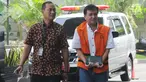 Pengusaha Berrnard Hanafi dikawal petugas tiba di Gedung KPK, Jakarta, Jumat (17/5/2019). Berrnard Hanafi adalah penyuap Bupati Kepulauan Talaud Sri Wahyumi Maria Manalip terkait dugaan suap proyek pembangan pasar di Kabupaten Kepulauan Talaud. (merdeka.com/Dwi Narwoko)