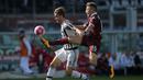 Pemain Juventus, Daniele Rugani (kiri) meghalau bola dari kejaran pemain Torino, Ciro Immobile pada lanjutan liga Italia Serie A di di Stadion Olimpico, Turin, Senin (21/3/2016) dini hari WIB. (AFP/Marco Bertorello)
