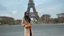 Dalam unggahan pertamanya di Paris beberapa waktu lalu, Anya terlihat tampil simple memadukan outfit warna hitam dan cokelat. (Instagram/anyageraldine).