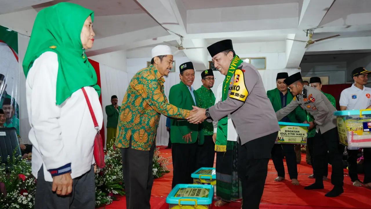 Kapolri Jenderal Listyo Sigit Prabowo membagikan 25 ribu paket sembako ke masyarakat melalui organisasi Persatuan Ummat Islam (PUI), Selasa (2/4/2024).