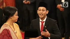 Menteri Pendidikan dan Kebudayaan Nadiem Makarim (kanan) berbincang dengan Menteri Keuangan Sri Mulyani (kiri) saat pelantikan di Istana Negara, Rabu (23/10/2019). Nadiem menjadi menteri termuda di Kabinet Indonesia Maju. (Liputan6.com/Angga Yuniar)