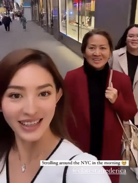 Sementara itu, Natasha Wilona, saudara perempuan, dan ibunya memilih New York, Amerika sebagai tempat menghabiskan liburan akhir tahun. Mereka tampil dengan baju musim dinginnya. [@natashawilona12]