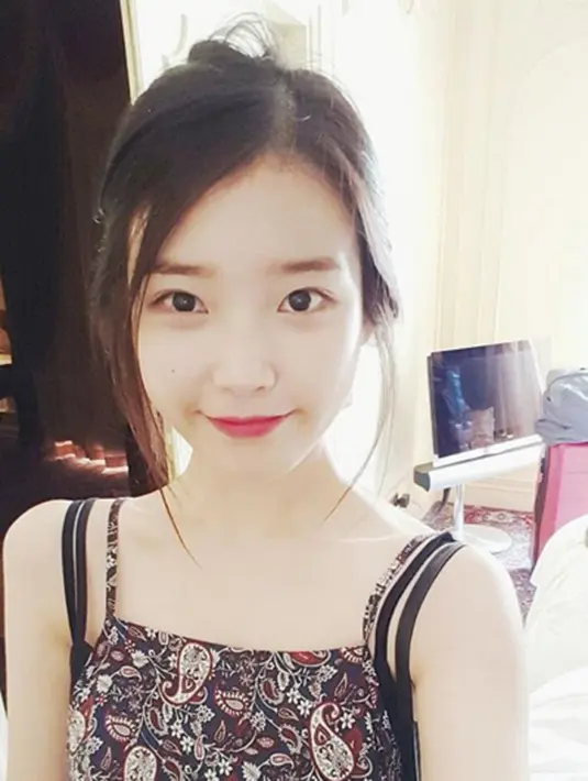 Eunhyuk dan IU  kerap  tersipu malu ketika para awak media menanyakan bagaimana hubungan mereka.  (via instagram@dlwlrma/Bintang.com)