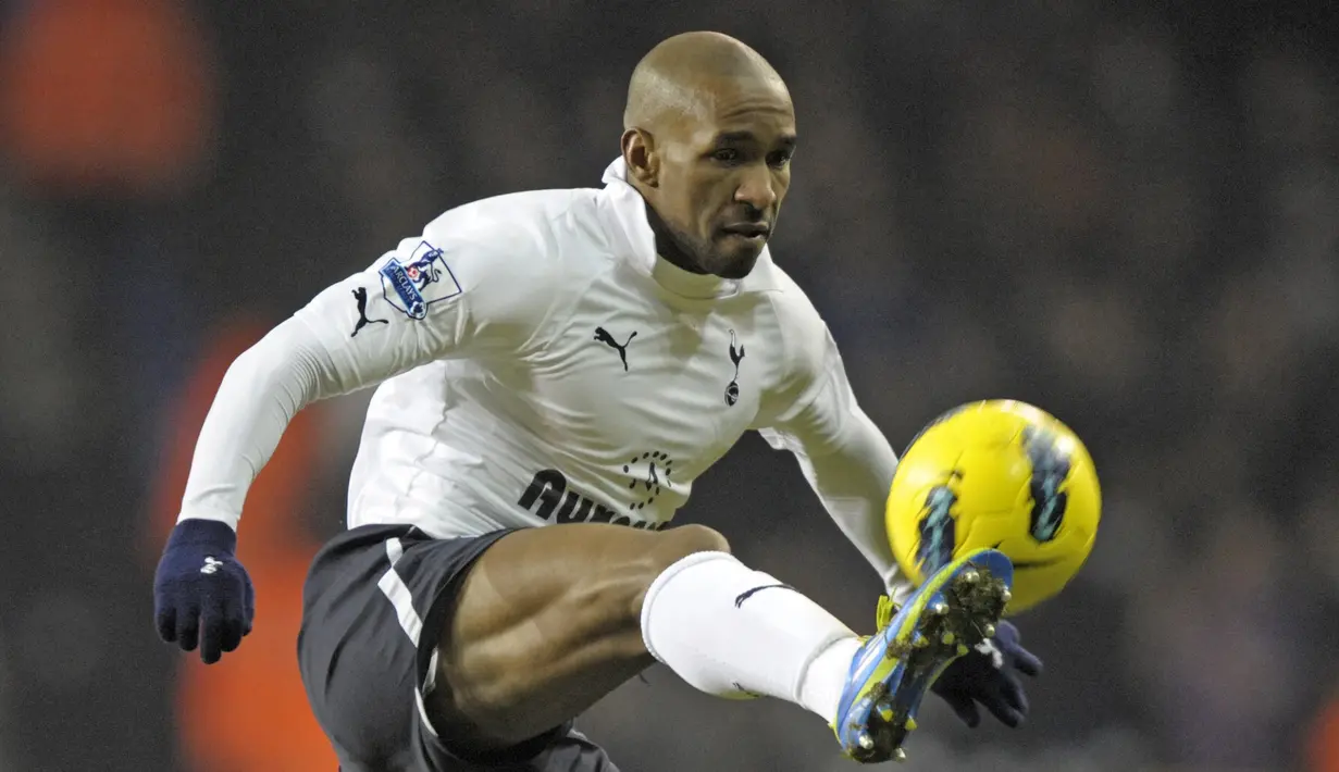 Jermain Defoe. Eks striker Inggris berusia 39 tahun yang baru saja pensiun pada Maret 2022 bersama Sunderland ini pernah dua kali memperkuat Tottenham Hotspur sepanjang kariernya. Di periode pertamanya ia bertahan 5 musim mulai tengah musim 2003/2004 hingga tengah musim 2007/2008 usai didatangkan dari West Ham United dan total tampil dalam 176 laga dengan mencetak 64 gol. Sementara periode keduanya berlangsung selama 6 musim mulai tengah musim 2008/2009 hingga tengah musim 2013/2014 usai didatangkan dari Portsmouth. Ia total tampil dalam 186 laga di semua ajang pada periode keduanya dengan mencetak 79 gol. (AFP/Olly Greenwood)