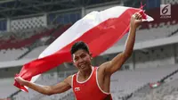 Atlet para-atletik Indonesia, Sapto Yogo Purnomo merayakan kemenangan lari nomor 100 meter T37 pria yang digelar di Stadion GBK, Jakarta, Selasa (9/10). Ini menjadi medali emas kedua Sapto di Asian Para Games 2018. (Liputan6.com/Helmi Fithriansyah)