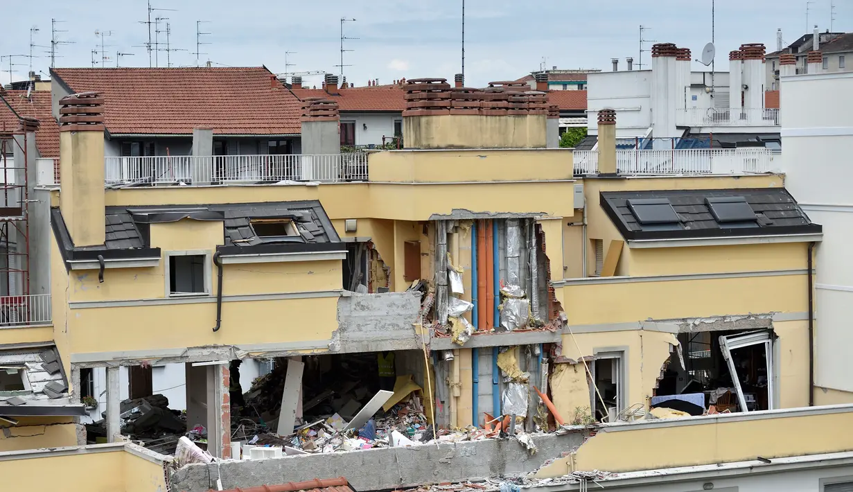 Sebuah rumah susun roboh akibat ledakan di Milan, Italia, Minggu (12/6) waktu setempat. Juru bicara pemadam kebakaran setempat, Luca Cari, menduga penyebab ledakan adalah kebocoran gas. (REUTERS/Flavio Lo Scalzo)