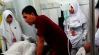 Sejumlah korban akibat ledakan tabung gas di ruko belakang pasar tradisional di Kota Makassar, Sulawesi Selatan. (Liputan6.com, Eka Hakim)