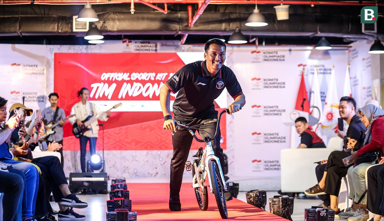 Atlet sepeda BMX Indonesia, Bagus Saputra menaiki sepeda saat menunjukkan jersey terbaru Tim Indonesia untuk Asian Games 2022 Hangzhou di Kantor NOC Indonesia Lantai 16, Gedung FX Senayan, Jakarta, Sabtu (09/09/2023). Warna hitam pada jersey ini menjadi simbol kematangan, elegansi, dan kebanggan atas Indonesia. (Bola.com/Bagaskara Lazuardi)