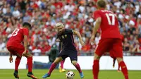 Bintang Barcelona, Lionel Messi, berusaha melewati hadangan pemain Liverpool pada laga ICC 2016 di Stadion Wembley, London, Inggris, Sabtu (6/8/2016). Liverpool berhasil menang 4-0 atas Barcelona. (AFP/Ian Kington)