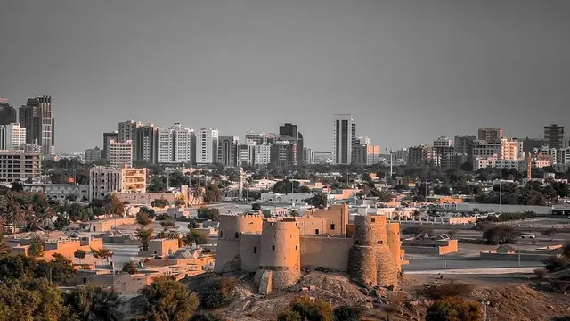 Fujairah, sebuah kota yang terletak di Uni Emirat Arab.