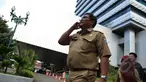 Sejumlah pegawai negeri sipil (PNS) pulang kerja di Gedung DPRD DKI, Jakarta, Selasa (10/3/2015). PNS DKI kembali harus gigit jari lantaran pembayaran tunjangan kinerja daerah (TKD) statis kembali tertunda. (Liputan6.com/Faizal Fanani)