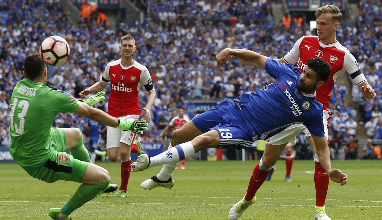 Striker Chelsea, Diego Costa (tengah) melepaskan tendangan yang masih mampu dimentahkan kiper Arsenal, David Ospina pada laga final Piala FA 2016/2017 di Wembley Stadium, London (27/5/2017). Setelah didatangkan Chelsea dari Atletico Madrid pada tengah musim 2014/2015, Diego Costa dijual kembali ke Atletico Madrid pada tengah musim 2017/2018 senilai 60 juta euro atau kini setara Rp986 miliar. (AFP/Ian Kington)
