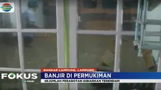 Banjir yang datang dengan cepat memaksa sebagian warga membiarkan barang perabotan rumahnya rusak terendam.