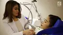 Dr Aldisa saat memberikan perawatan pada pasien dengan menggunakan alat Coolsculpting (Fat Reduction Tanpa Bedah)  yang merupakan salah satu teknologi terbaru di Klinik JAC, Jakarta (Liputan6.com)