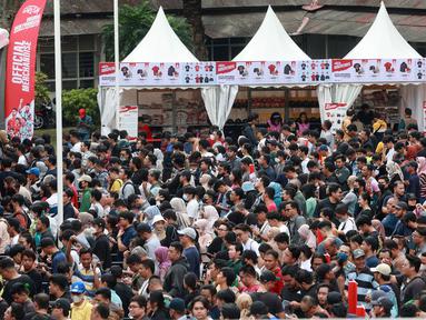 Suasana saat calon penonton antre untuk menukarkan tiket pertandingan FIFA Matchday 2023 antara Timnas Indonesia melawan Argentina di Wisma Serbaguna GBK, Sabtu (17/6/2023). Batalnya Lionel Messi ke Indonesia, tak menyurutkan antusiasme para calon penonton yang ingin menyaksikan langsung juara Piala Dunia 2022 bermain melawan Timnas Indonesia. (Bola.com/M Iqbal Ichsan)