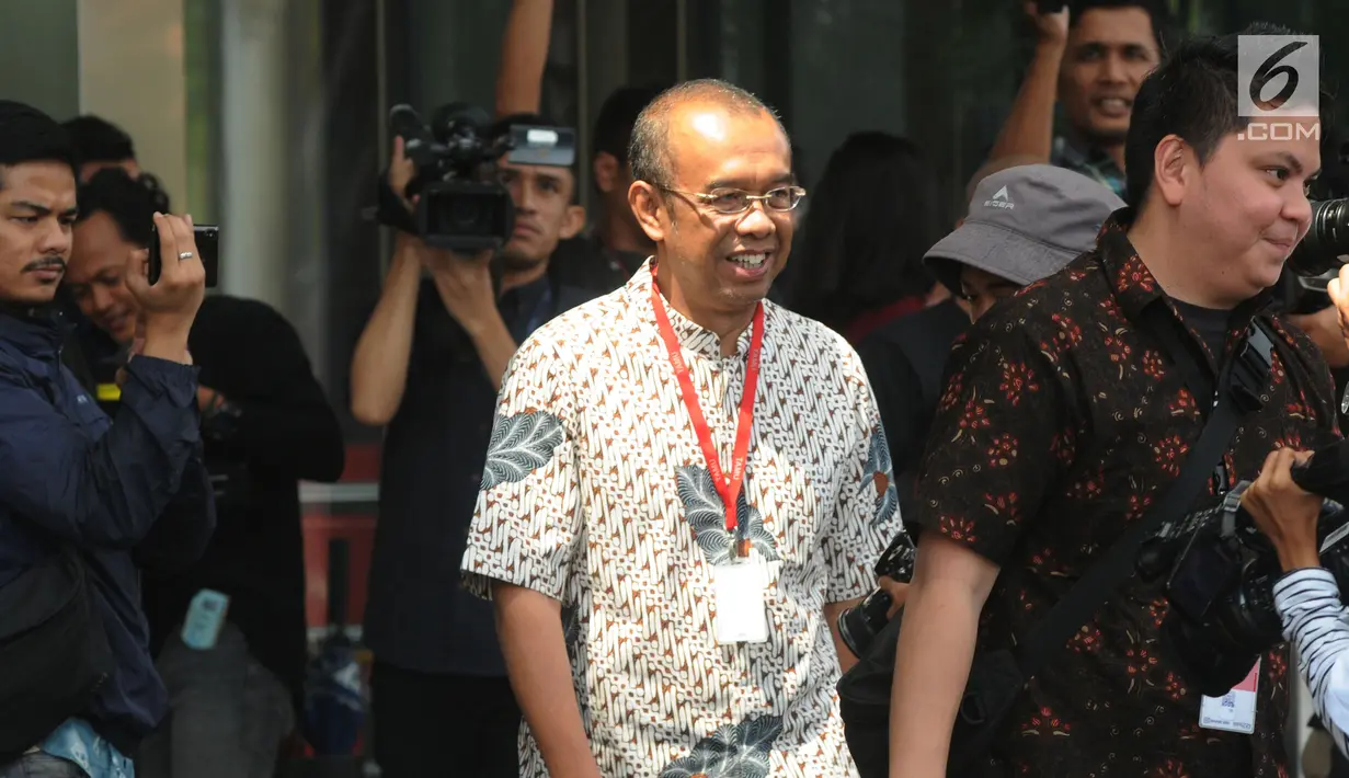 Sekretaris Kementerian Pemuda dan Olahraga (Sesmenpora) Gatot Sulistiantoro Dewa Broto usai menjalani pemeriksaan penyidik di Gedung KPK, Jakarta, Jumat (26/7/2019). Gatot diperiksa untuk penyelidikan kebijakan Menpora Imam Nahrawi dari 2014 hingga 2019. (merdeka.com/Dwi Narwoko)