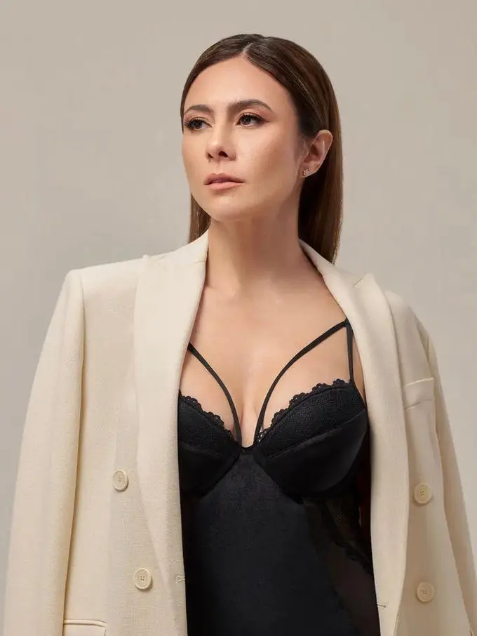 Pesona Seksi Wulan Guritno Berbalut Lingerie Hitam di Pemotretan Terbaru