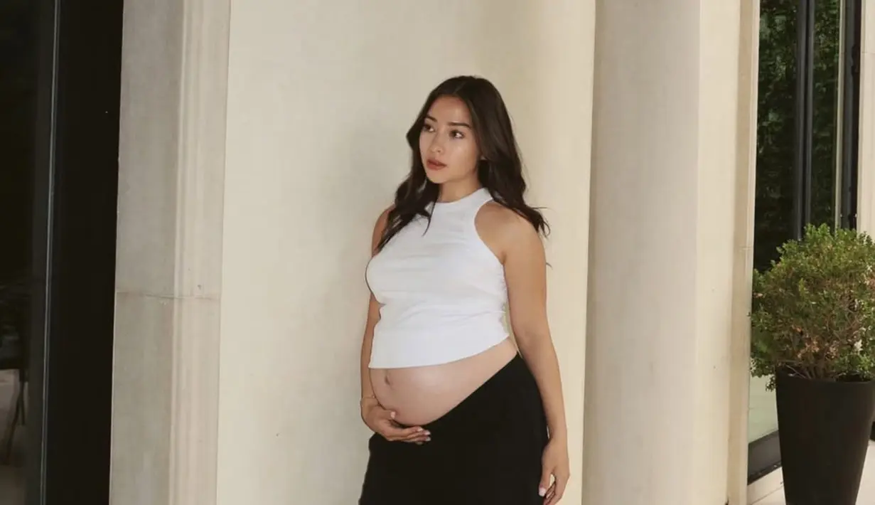 <p>Sedang menikmati masa-masa kehamilan anak keduanya, Nikita Willy tak hanya memancarkan kebahagiaan tetapi juga terus memberikan inspirasi gaya busana yang stylish. [@nikitawillyofficial94]</p>