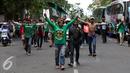 Pendukung Persebaya berjalan sambil bersorak merayakan kembalinya klub mereka ke kompetisi PSSI di Jalan Padjajaran, Bandung, Minggu (8/1). Berdasar putusan Kongres PSSI 2017, Persebaya 1927 kembali ke divisi utama. (Liputan6.com/Helmi Fithriansyah)