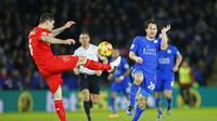 Dejan Lovren (kiri) tampil buruk saat Liverpool takluk 0-2 dari Leicester City, Rabu (3/2/2016) dini hari WIB. (Reuters/Carl Recine)