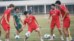 Para pemain tampak serius mengikuti sesi latihan terakhir jelang lawan Mozambik di Lapangan Madya, Senayan, Jakarta, pada Senin (8/6/2026). (Bola.com/Abdul Aziz)