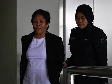 Warga Australia, Maria Elvira Pinto Exposto dikawal polisi Malaysia bersiap menjalani sidang di pengadilan Shah Alam, (5/9). Jika terbukti bersalah, Exposto terancam hukuman mati akibat perdagangan narkoba yang dilakukannya. (AFP Photo/Manan Vatsyana)