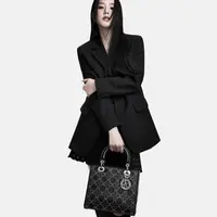 Jisoo BLACKPINK tampil dengan gaya ala lady rocker di kampanye terbaru Lady Dior. Tampilannya lebih fierce dan feminin sambil jinjing tas Lady Dior versi terbaru (Dior)