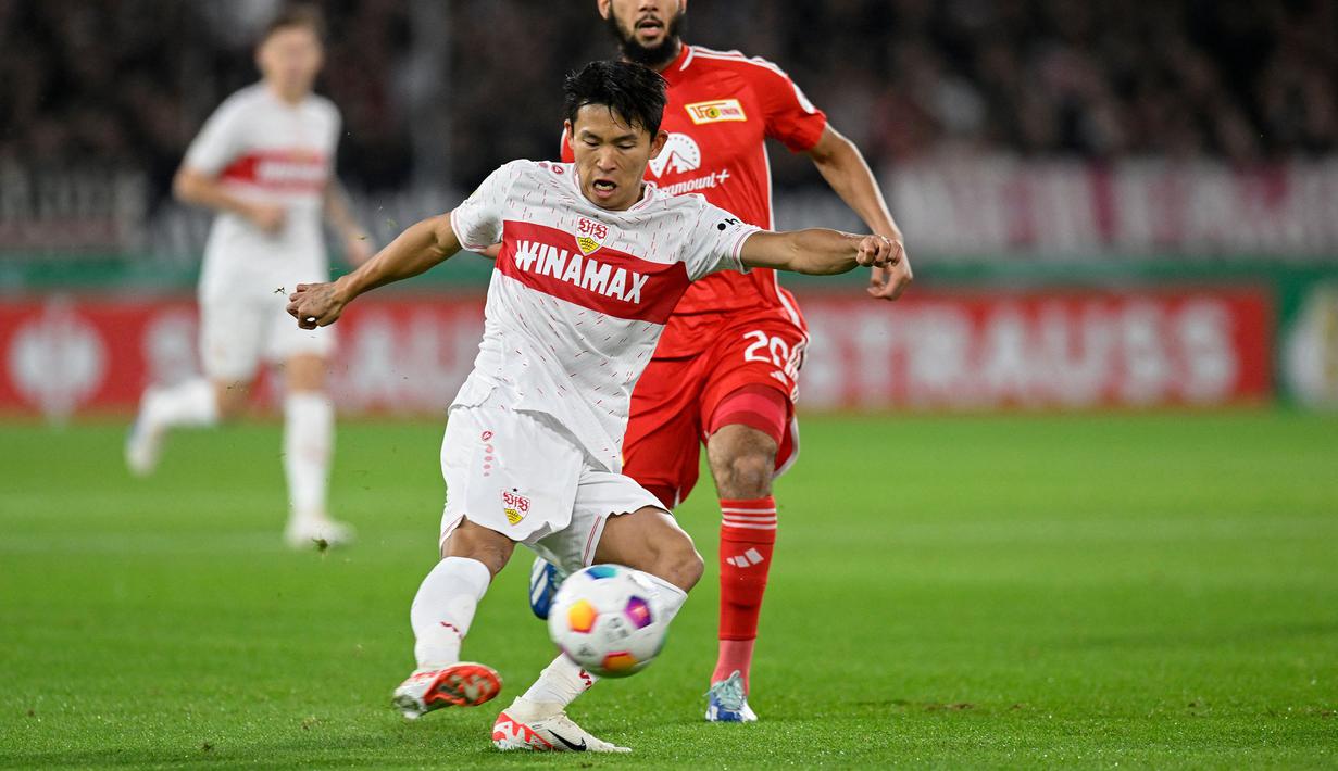 Jeong Woo Yeong dibawa oleh Timnas Korea Selatan untuk Piala Asia 2023 meski baru mencatatkan 366 menit bermain bersama VfB Stuttgart. Ia nantinya harus berjuang ekstra untuk mendapatkan posisinya sebagai gelandang dengan Lee Kang In dan Lee Jae Sung. Meskipun begitu, Jeong Woo Yeong juga mampu ditempatkan sebagai winger kanan oleh Juergen Klinsmann, seperti yang sudah diterapkan di beberapa pertandingan uji coba sebelumnya. (AFP/Thomas Kienzle)