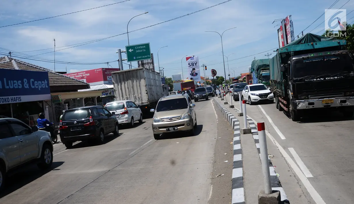 Kendaraan melewati jalur contraflow di Simpang Tiga Keluar Tol Brebes, Jawa Tengah, Sabtu (23/12). Memasuki libur panjang Natal 2017, arus lalu lintas di Simpang Tiga Keluar Tol Brebes terlihat ramai lancar. (Liputan6.com/Helmi Fithriansyah)