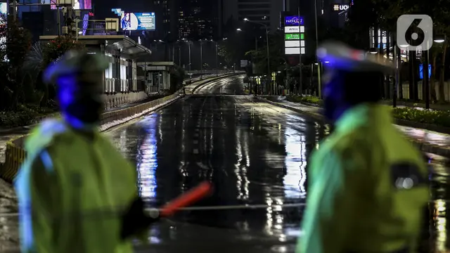 FOTO: Sunyi Sepi Jalan Sudirman-MH Thamrin Saat Ditutup pada Malam Tahun Baru