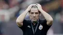 Pelatih Persija Jakarta, Julio Banuelos, saat melawan PSM Makassar pada laga Piala Indonesia 2019 di SUGBK, Jakarta, Minggu (21/7). Persija menang 1-0 atas PSM. (Bola.com/M Iqbal Ichsan)