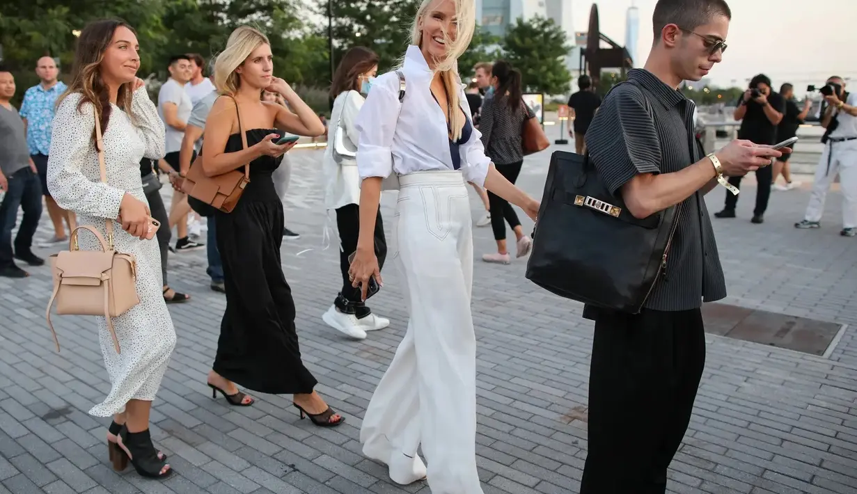 Kemeja putih tidak hanya bagus dikenakan sebagai dasar, tapi juga layering piece di atas gaun slip atau tank topmu. Kemeja berkancing biasanya dimodelkan seperti pakaian pria untuk menyanjung bentuk tubuh perempuan. Detail seperti kerah poplin yang tajam dan lipatan belakang bisa diimbangi dengan sandal yang manis untuk mengimbangi tampilan jika terlalu maskulin.