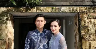 Aktris berbakat berusia 22 tahun ini memilih kebaya rancangan @wirantikurniabride yang hadir dengan desain berkelas. [@bebytsabina].