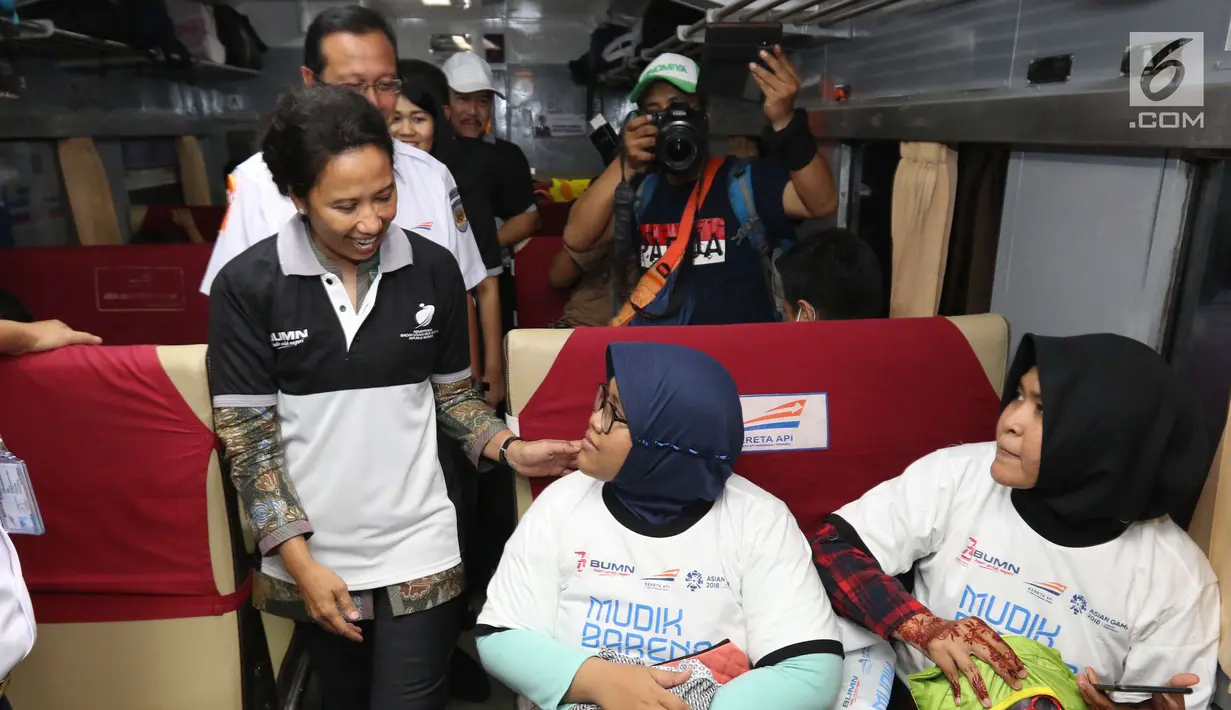 Menteri BUMN Rini Soemarno menyapa para pemudik gratis PT KAI di Stasiun Senen, Jakarta, Selasa (5/6). Peserta yang lolos verifikasi program mudik diberangkatkan dengan KA Brantas Lebaran dengan tujuan akhir Stasiun Blitar. (Liputan6.com/Angga Yuniar)