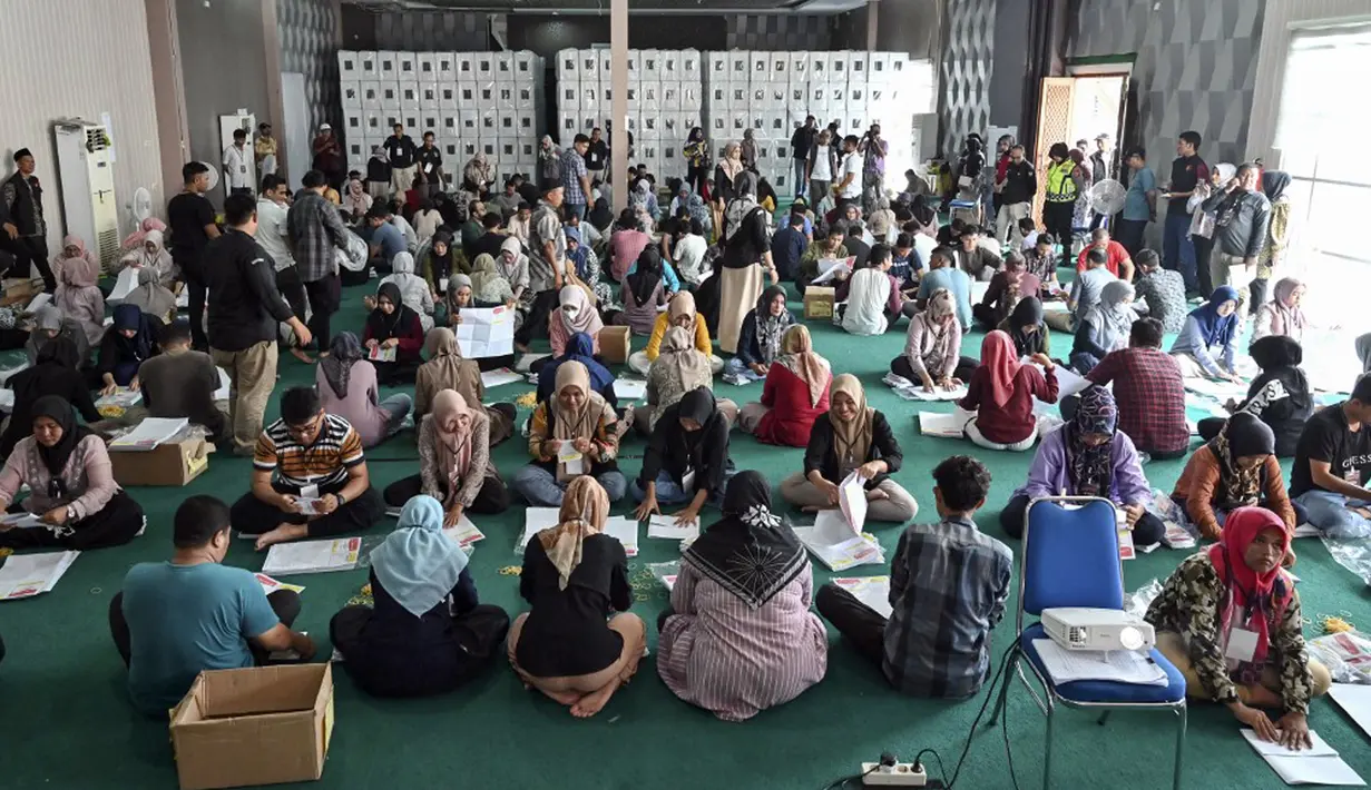 Komisi Independen Pemilihan (KIP) Kota Banda Aceh mulai menyortir dan melipat surat suara Pemilu 2024 yang digelar serentak antara pemilihan calon anggota legislatif dengan pemilihan pasangan calon presiden dan wakil presiden. (CHAIDEER MAHYUDDIN/AFP)