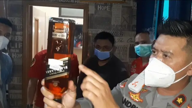 Polisi menggerebek rumah yang dijadikan pabrik miras impol palsu di Cileungsi, Bogor