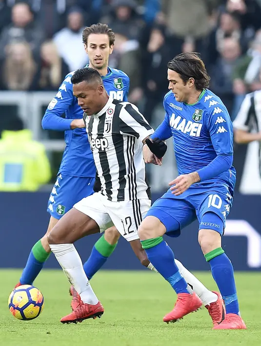Pemain Juventus Alex Sandro berebut bola dengan dua pemain Sassuolo saat pertandingan Liga Italia Serie A di Stadion Allianz di Turin, Italia (4/2). (Alessandro Di Marco / ANSA via AP)