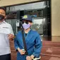 Korban pemerkosaan oleh WN Tiongkok dan pengacaranya, Prabowo, mendatangi Polda Metro Jaya hari ini, Senin (27/6/2022) untuk berkirim surat ke Kapolda Metro Jaya, Irjen Fadil Imran. (Liputan6.com/Ady Anugrahadi)