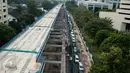 Suasana pengerjaan pembangunan mass rapid transit (MRT) tahap pertama sektor layang di Kawasan Blok M, Jakarta, Senin (15/5). (Liputan6.com/Gempur M Surya)