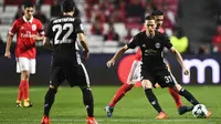 Gelandang Manchester United, Nemanja Matic, mengontrol bola saat pertandingan melawan Benfica pada laga Liga Champions di Stadion Luz, Kamis (19/10/2017). Manchester United menang 1-0 atas Benfica. (AFP/Patricia De Melo Moreira)