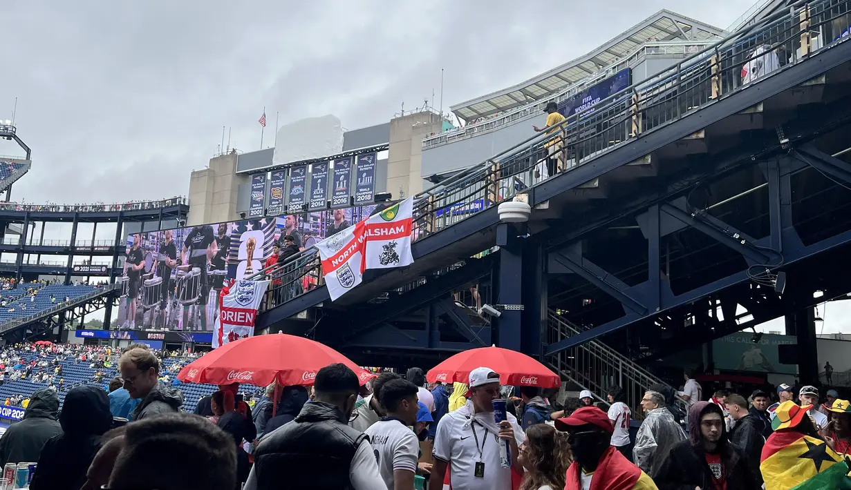 Suporter Inggris dan Ghana memadati tribun Gillette Stadium, Foxborough, Boston, AS, Senin (23/6/2026). 
Pendukung kedua tim menempati tempat duduk dan mengibarkan bendera menjelang laga fase grup Piala Dunia 2026 antara Inggris melawan Ghana. (KLY Sports/Hery Kurniawan)