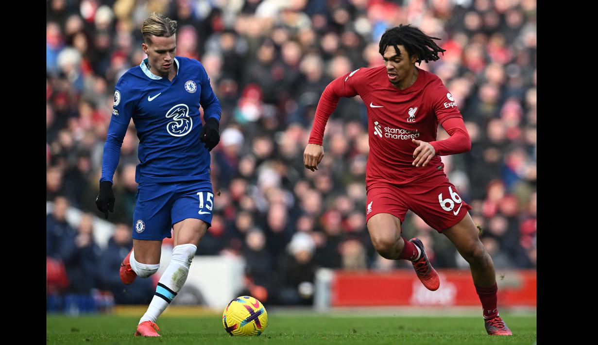 Pemain Chelsea, Mykhailo Mudryk (kiri) menggiring bola dibayangi pemain Liverpool, Trent Alexander-Arnold saat laga di pekan ke-21 Premier League 2022/2023 antara Liverpool melawan Chelsea yang berlangsung di Anfield, Sabtu (21/1/2023). (AFP/Paul Ellis)