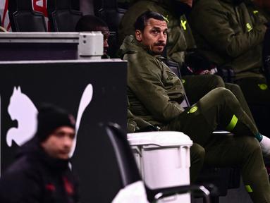 Pemain AC Milan, Zlatan Ibrahimovic saat berada di bangku cadangan dalam pertandingan lanjutan pekan ke-22 Serie A musim 2022/2023 melawan Torino yang berlangsung di San Siro, Milan, Sabtu (11/2/2023) dini hari WIB. Zlatan Ibrahimovic untuk pertama kalinya masuk dalam daftar susunan pemain AC Milan musim 2022/2023. (AFP/Marco Bertorello)
