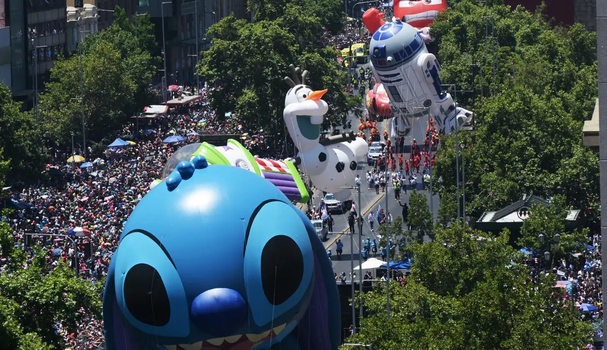 Kegiatan parade balon ini merupakan bagian dari perayaan menyambut Natal 2024 di Santiago. (RODRIGO ARANGUA/AFP)