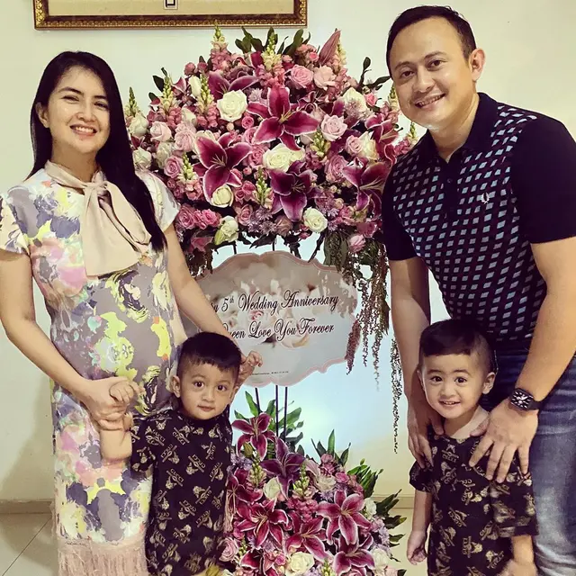 6 Potret Kadek Devie Momong Anak Kembar yang Jarang Terekspos