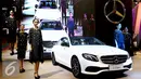 Model mengenakan busana dari desainer Biyan Wanaatmaja  di booth Marcedes-Benz pada gelaran GIIAS 2016 di ICE BSD City Serpong, Banten, Sabtu (13/8). Konsep yang dirancang mencerminkan image elegan dan prestisius. (Liputan6.com/Fery Pradolo)