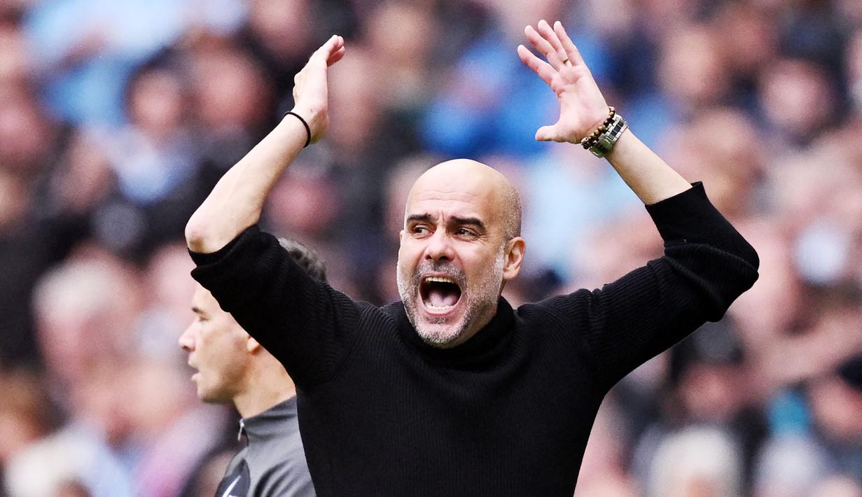 Pelatih Manchester City, Pep Guradiola, tampak kecewa setelah anak asuhnya yakni Rodri mendapat kartu merah. Sang juru taktik asal Spanyol itu pusing lantaran akan kehilangan Rodri yang dipastikan absen dalam tiga laga termasuk saat bertemu Arsenal. (AFP/Oli Scarff)